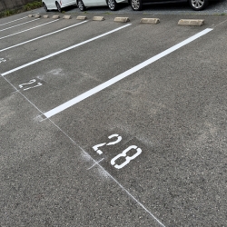 ハニードライ本社駐車場ライン工事